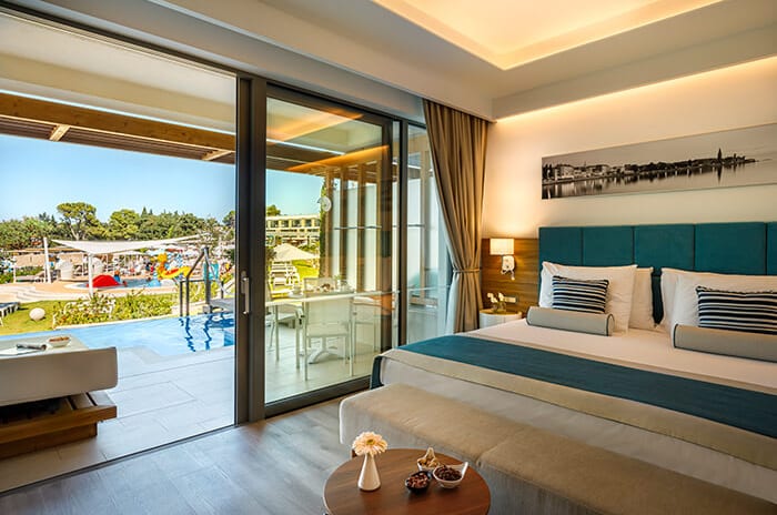 VALAMAR COLLECTION - V LEVEL SWIM UP SUPERIOR SEAVIEW FAMILY SUITE BED